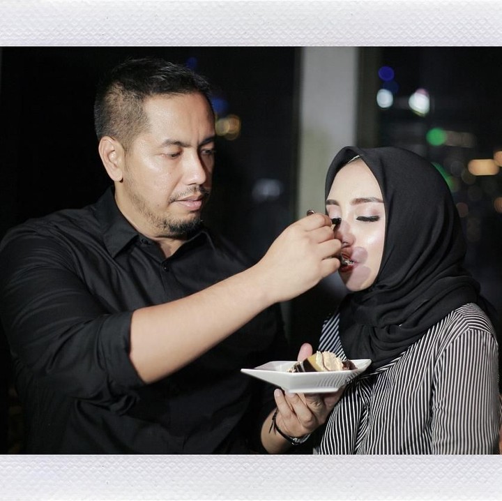<p>Momen ultah Sunan Kalijaga. Suapan kue pertama ditujukan Sunan Kalijaga untuk putri tercinta. So sweet! (Foto: Instagram @salmafinasunan)</p>