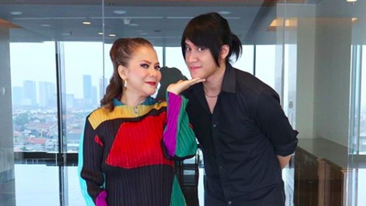 Sebagai ibu, Memes menyambut niat baik anaknya untuk menikah. Istri Addie MS ini juga ingin punya dua cucu dari Kevin.