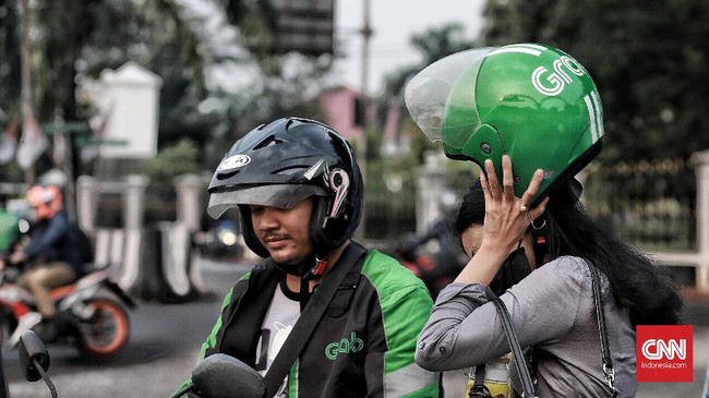 Juru bicara Kemenhub Adita Irawati mengklaim kebijakan mengizinkan ojek online mengangkut penumpang selama PSBB tidak menentang aturan.