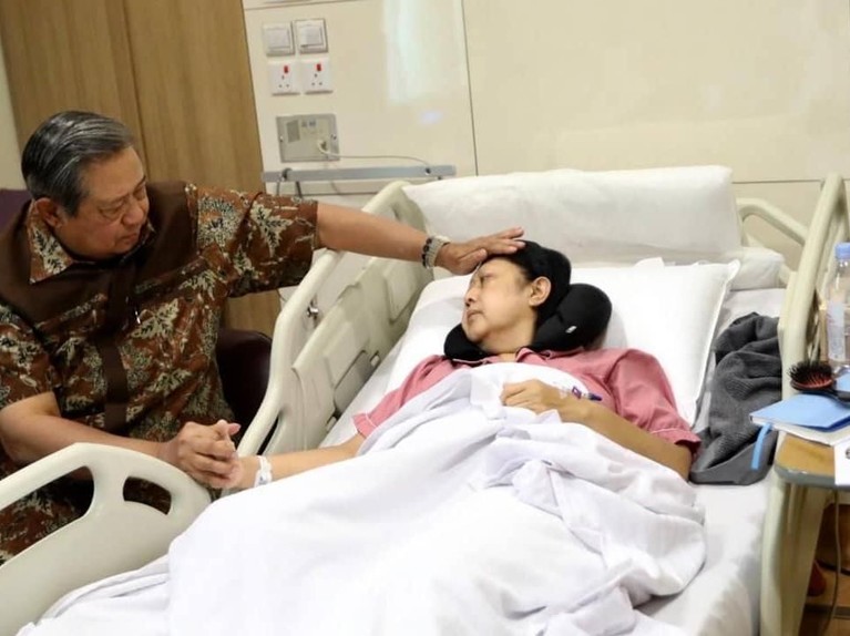 Mantan Ibu Negara Indonesia, Ani Yudhoyono, tengah berjuang melawan penyakit kanker darah di sebuah rumah sakit di Singapura.