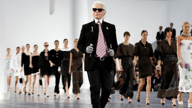 Desainer legendaris Karl Lagerfeld meninggal dunia dalam usia 85 tahun. Dia dikenal sebagai sang legenda di dunia fesyen. 