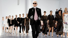 Desain Baju Karl Lagerfield Dilelang Puluhan Juta Rupiah