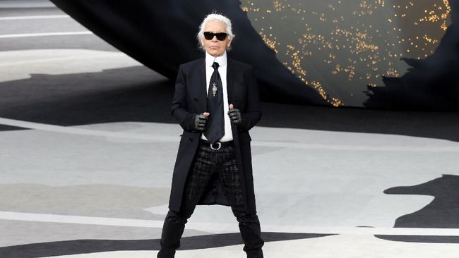 Karier Karl Lagerfeld:Balmain Sampai 'Kontrak Mati' di Chanel Ketika Karl Lagerfeld meninggal dunia, dunia mode berduka. Perjalanan kariernya pun tak bisa dijelaskan dengan singkat.
