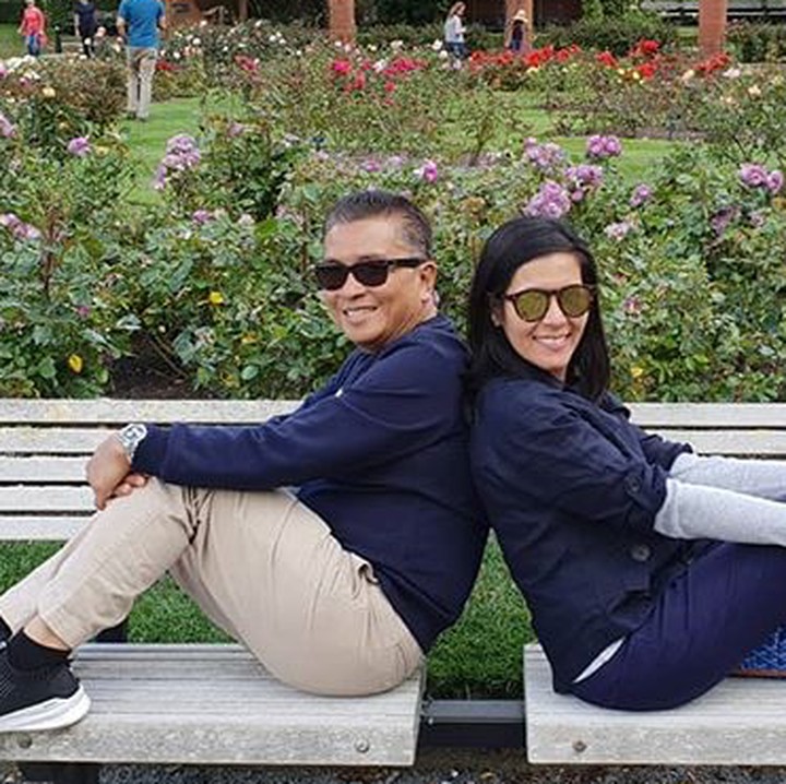 <p>Walau usia tak lagi muda, untuk urusan pose foto bareng pasangan ini cukup gaul lho. He-he-he. (Foto: Instagram/ @febri.sjofjan)  </p>
