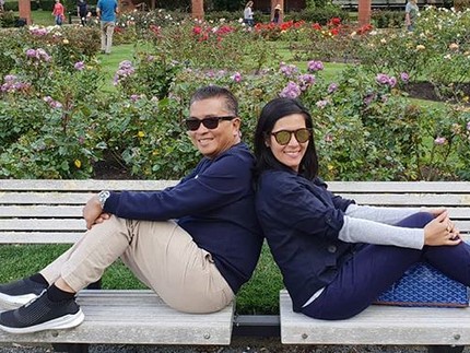 Jarang Terlihat, 10 Momen Mesra Helmy Yahya dan Istri