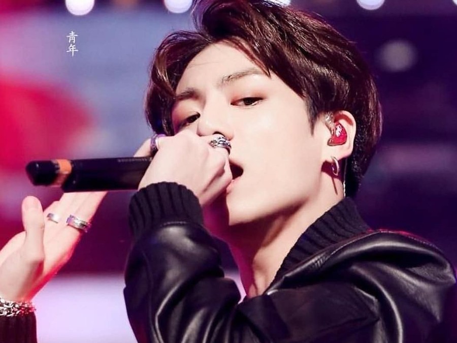 Daftar sepuluh bintang K-Pop populer yang didominasi oleh personel BTS.