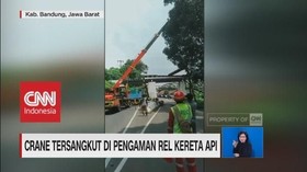 Crane Tersangkut di Pengaman Rel Kereta Api