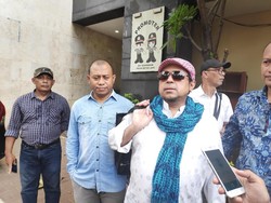 Reaktif Covid-19, Haikal Hassan Dibawa ke RS Polri