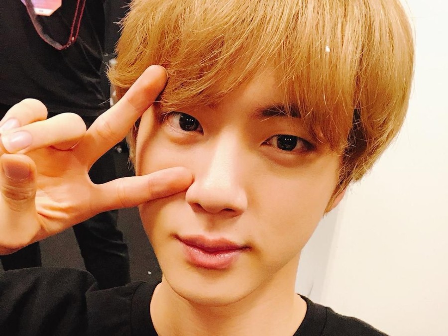 Daftar sepuluh bintang K-Pop populer yang didominasi oleh personel BTS.