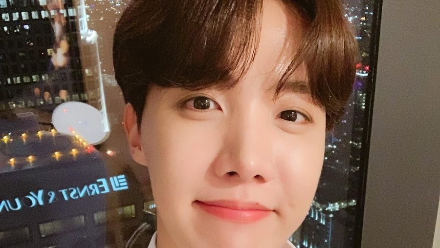Daftar sepuluh bintang K-Pop populer yang didominasi oleh personel BTS.