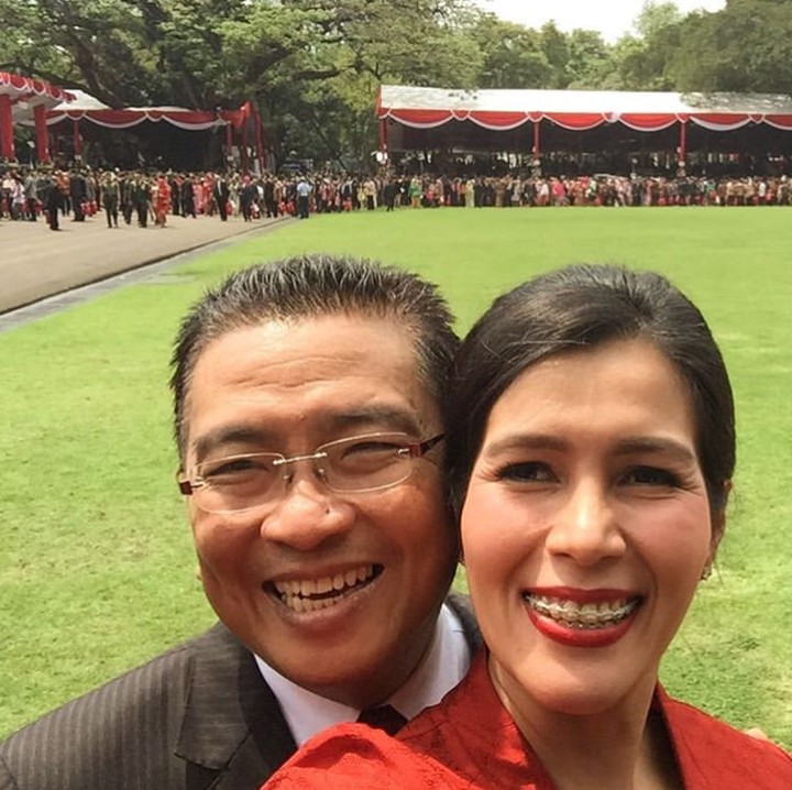 <p>Menghadiri sebuah acara bareng pasangan, enggak lupa selfie dulu ah.  (Foto: Instagram/ @febri.sjofjan)  </p>