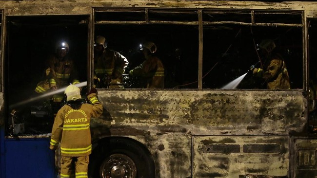 Sebuah bus berisi 48 wisatawan dari Yogyakarta hangus dilalap api dalam perjalanan pulang menuju Malang, Jawa Timur. Penumpang selamat.