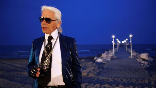 Semasa hidup, Karl Lagerfeld dikenal begitu ikonik. Selain gaya eksentriknya, dia juga tak henti-hentinya menciptakan kontroversi.