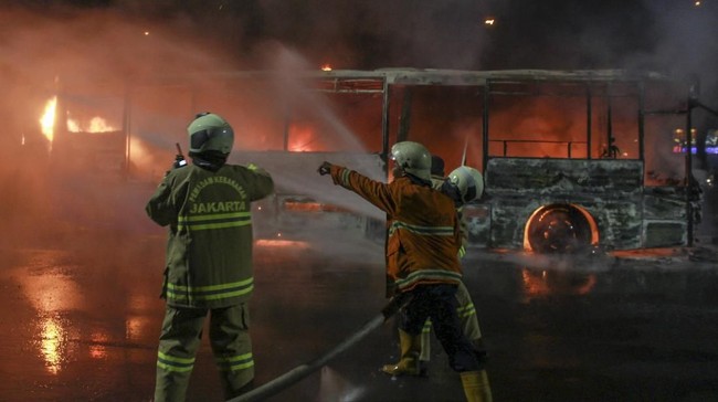 Bus Transjakarta Bekas Terbakar di Jakbar, Api Membumbung Tinggi Kebakaran hebat melanda tempat penyimpanan bus Transjakarta bekas di Jalan Raya Ring Road, Duri Kosambi, Cengkareng, Jakarta Barat.