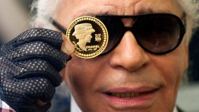 Kacamata Hitam Tak Pernah Absen dari Gaya Karl Lagerfeld