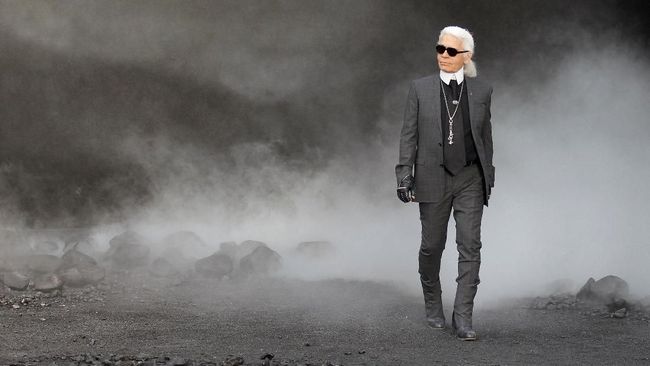 Karl Lagerfeld kerap tampil dengan sepatu bot. Bukan apa-apa, dia diketahui menderita alergi sandal jepit.