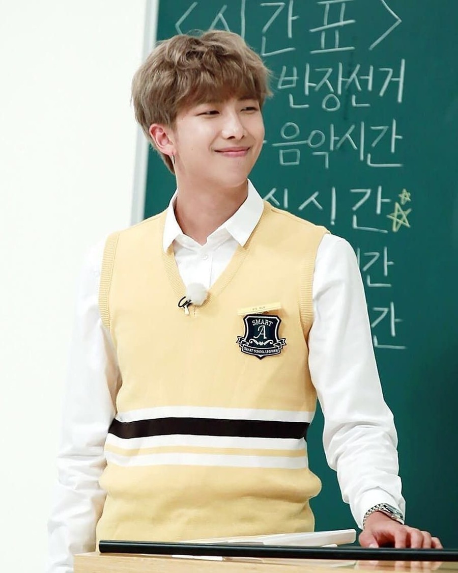 8. RM BTS Daftar sepuluh bintang K-Pop populer yang didominasi oleh personel BTS.