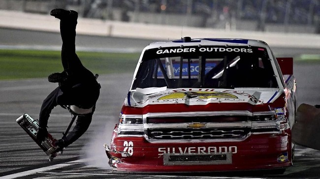 FOTO: Kecelakaan Besar di Lintasan NASCAR