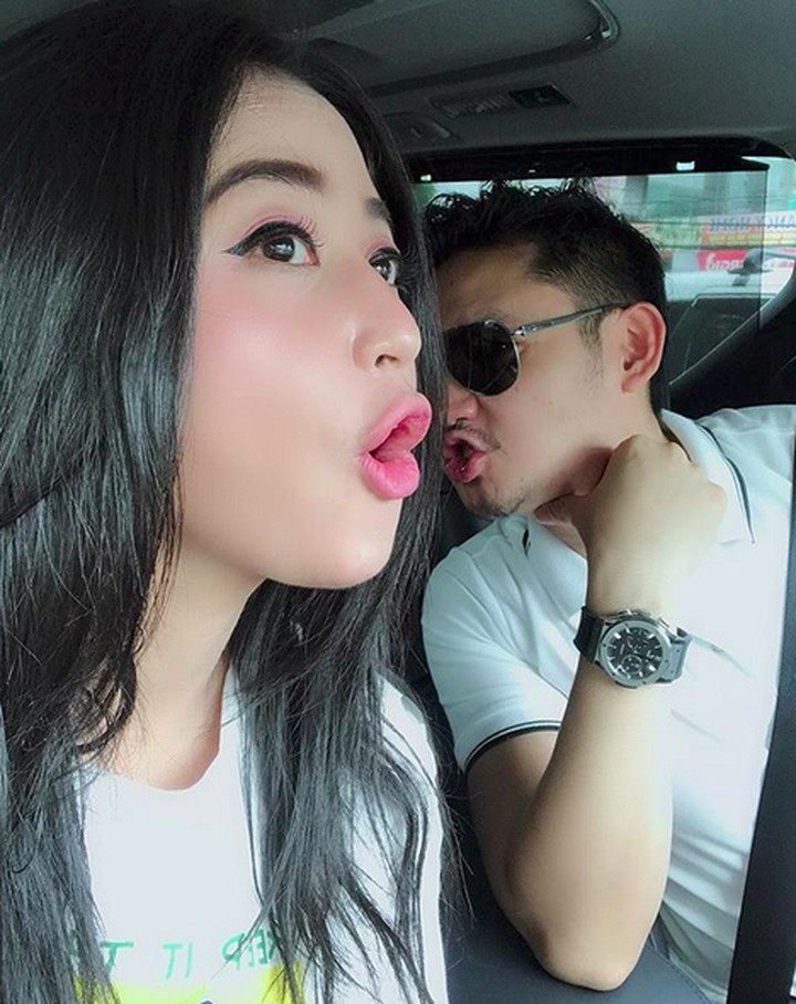 Intip Momen Manis Dewi Perssik Dan Suami Saat Liburan 4 0578