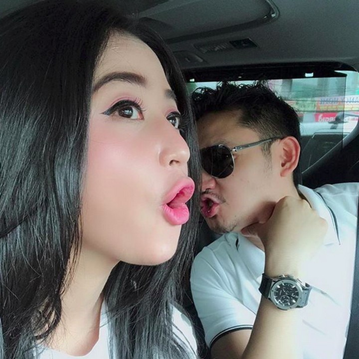 <p>Pernikahan mereka tertutup dan tidak banyak diketahui publik. (Foto: Instagram @dewiperssikreal)  </p>