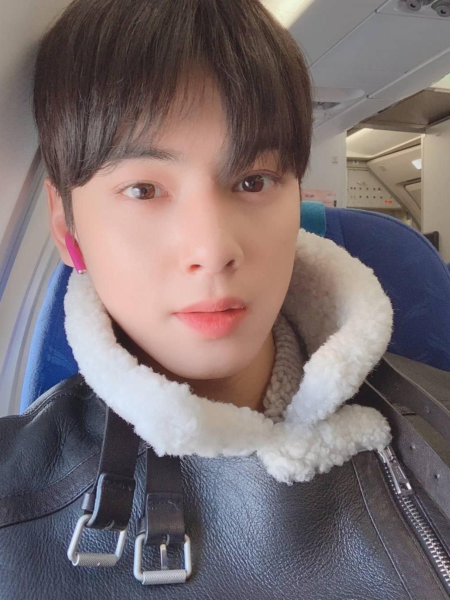 Daftar sepuluh bintang K-Pop populer yang didominasi oleh personel BTS.