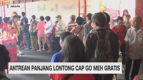 Antrean Panjang Lontong Cap Gomeh Gratis