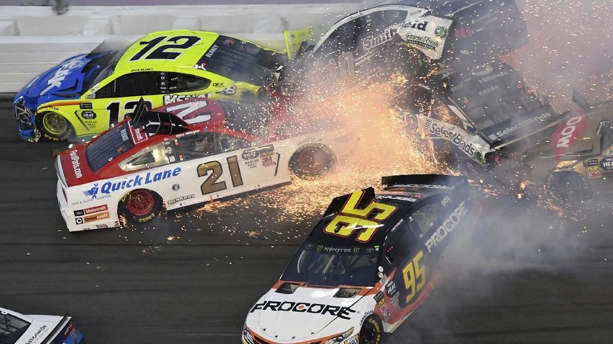 FOTO: Kecelakaan Besar di Lintasan NASCAR