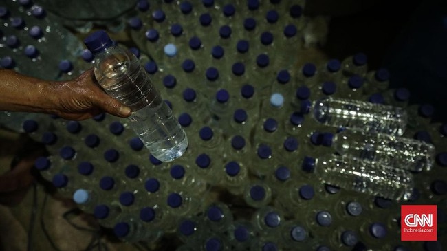 Polisi mengamankan Sebanyak 2.400 liter minuman keras jenis sopi di Pelabuhan Yos Sudarso Ambon, Jumat (7/2), yang coba diselundupkan ke Papua dan Manado.