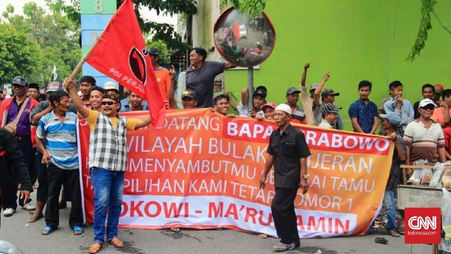 Kunjungan Prabowo ke Kelurahan Bulak, Surabaya diwarnai aksi sambutan sindiran dari simpatisan Jokowi, Selasa (19/2) siang.