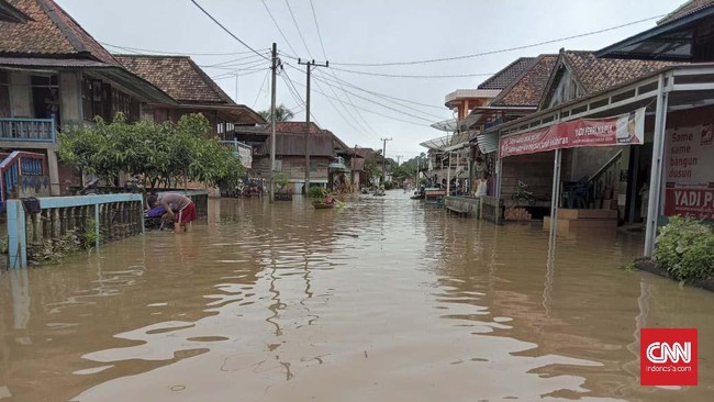 BNPB mencatat 51.812 warga terdampak banjir di Kabupaten Musi Rawas Utara. Kemudian, 12.271 rumah warga rusak.