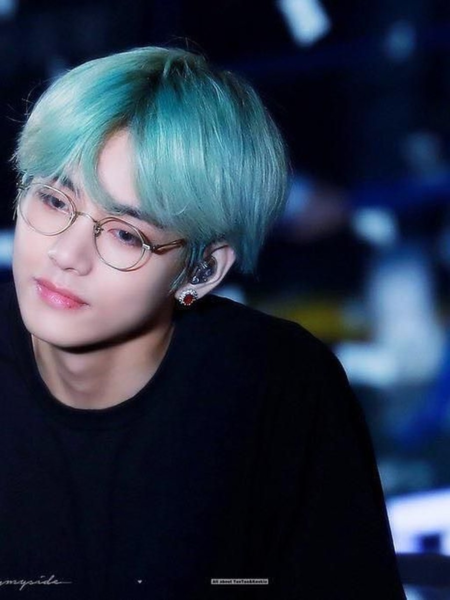 Daftar sepuluh bintang K-Pop populer yang didominasi oleh personel BTS.