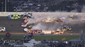 FOTO: Kecelakaan Besar di Lintasan NASCAR
