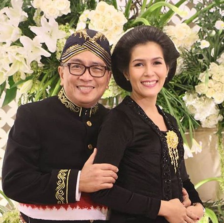 <p>Kompak abis! Helmy dan Febri mengenakan pakaian adat Jawa saat mengunjungi Yogyakarta. (Foto: Instagram/ @helmyyahya)</p>