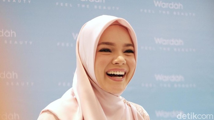 Beda Gaya Dewi Sandra dan Tatjana Saphira