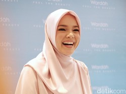 Zaskia Gotik Umumkan Pernikahan hingga Hijrah Para Artis