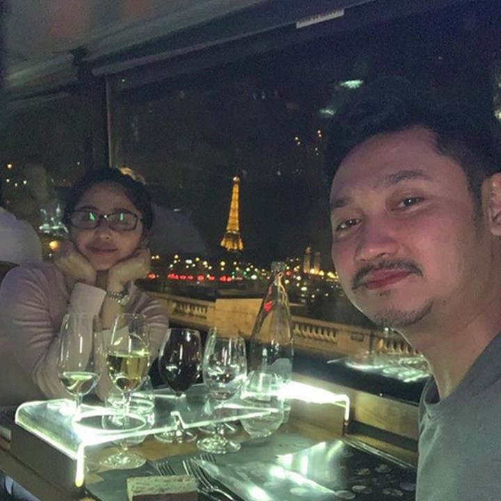<p>Keren banget nih makan malam di restoran sekitar menara Eiffel. (Foto: Instagram @dewiperssikreal)</p>