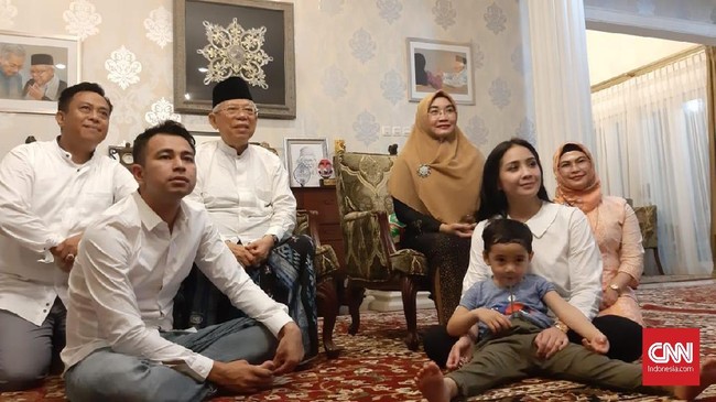 Raffi Ahmad dan keluarganya di kediaman Ma'ruf Amin