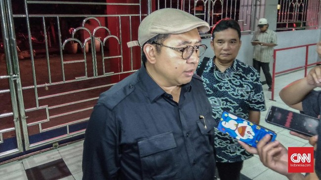 Wakil Ketua DPR Fadli Zon mengaku melakukan kunker di Rutan Klas 1 Surabaya, Medaeng, Sidoarjo, sambil menengok terdakwa kasus pencemaran nama baik Ahmad Dhani.
