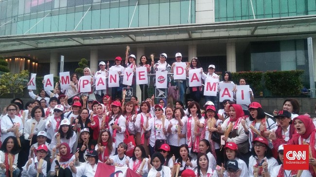 Mengklaim sebagai 'gerakan ibu-ibu yang adem', organisasi relawan Pertiwi mengajak masyarakat untuk berkampanye secara damai dan mencegah golput.