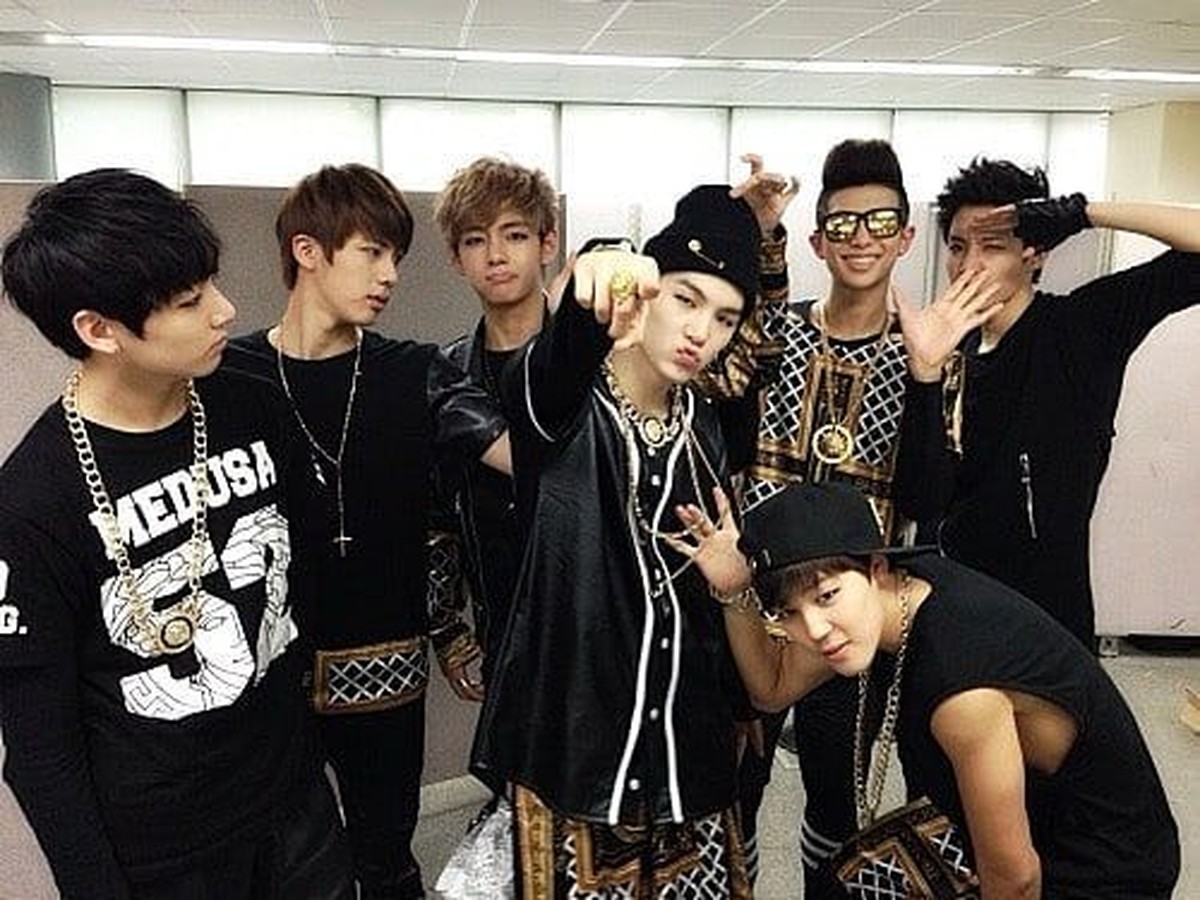 BTS melakukan debut pada tahun 2013 lalu&period; BTS diketahui memiliki tujuh member yang dengan wajah tampan&period; Kangen penampilannya dulu&quest; Berikut tujuh potretnya&period;