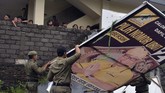FOTO : Alat Peraga Kampanye, Polusi Mata Tahun Politik Alat peraga kampanye menjamur di tahun politik. Banyak alat peraga yang dinilai melanggar aturan pemasangan sehingga merusak keindahan kota.