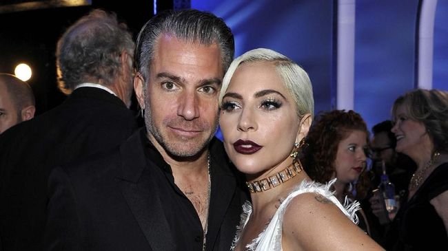 Sumber menyebut, Christian Carino tidak memperlakukan Lady Gaga dengan baik belakangan ini. Ia terlalu pencemburu dan mengekang sang bintang 'A Star Is Born.'