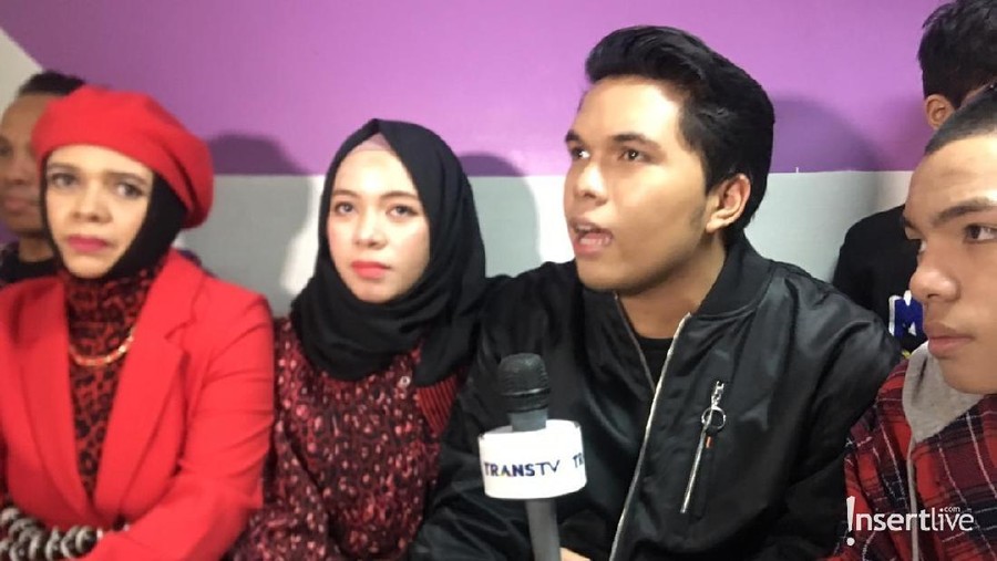 Mereka berunding saat memutuskan membelikan mobil mewah untuk sang ayah.