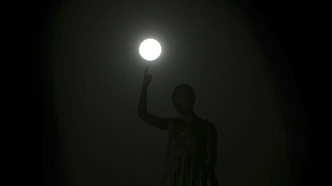 Supermoon terakhir tahun ini diprediksi terjadi pada Kamis (11/8) sekitar pukul 21.36 EDT, pukul 18:36 PDT, atau pada Jumat (12/8) 1.36 WIB.