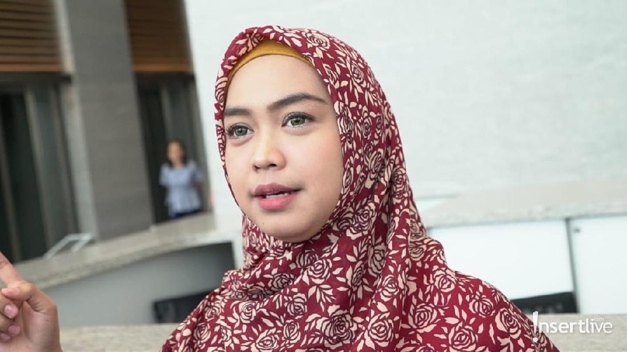Ria Ricis hari ini menerima Diamond Play Button dari Google atas pencapaian 10 juta subscriber kanal Youtubenya.