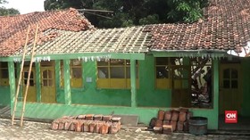 VIDEO: Atap Madrasah Ambruk, Siswa di Tegal Belajar Lesehan