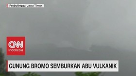 Gunung Bromo Semburkan Abu Vulkanik