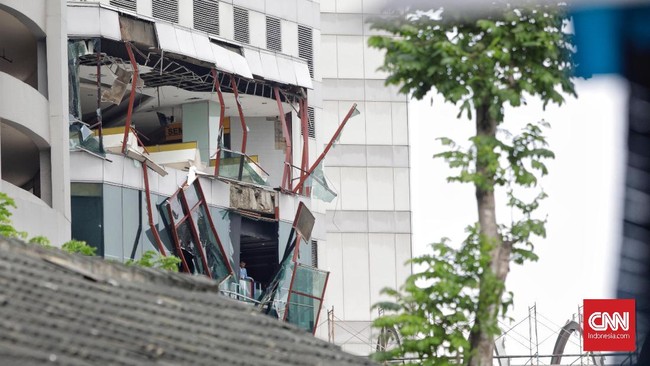 Saksi menyebut ada suara mendesis yang diduga gas bocor dari salah satu konter foodcourt. Sebanyak 40 konter rusak akibat ledakan tersebut.