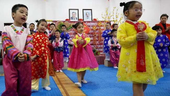 Mengenakan baju tradisional, siswa di TK yang didirikan Korut di Vietnam berlatih lagu-lagu Korea untuk menyambut kedatangan Kim Jong-un pekan depan.