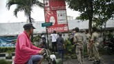FOTO : Alat Peraga Kampanye, Polusi Mata Tahun Politik Alat peraga kampanye menjamur di tahun politik. Banyak alat peraga yang dinilai melanggar aturan pemasangan sehingga merusak keindahan kota.